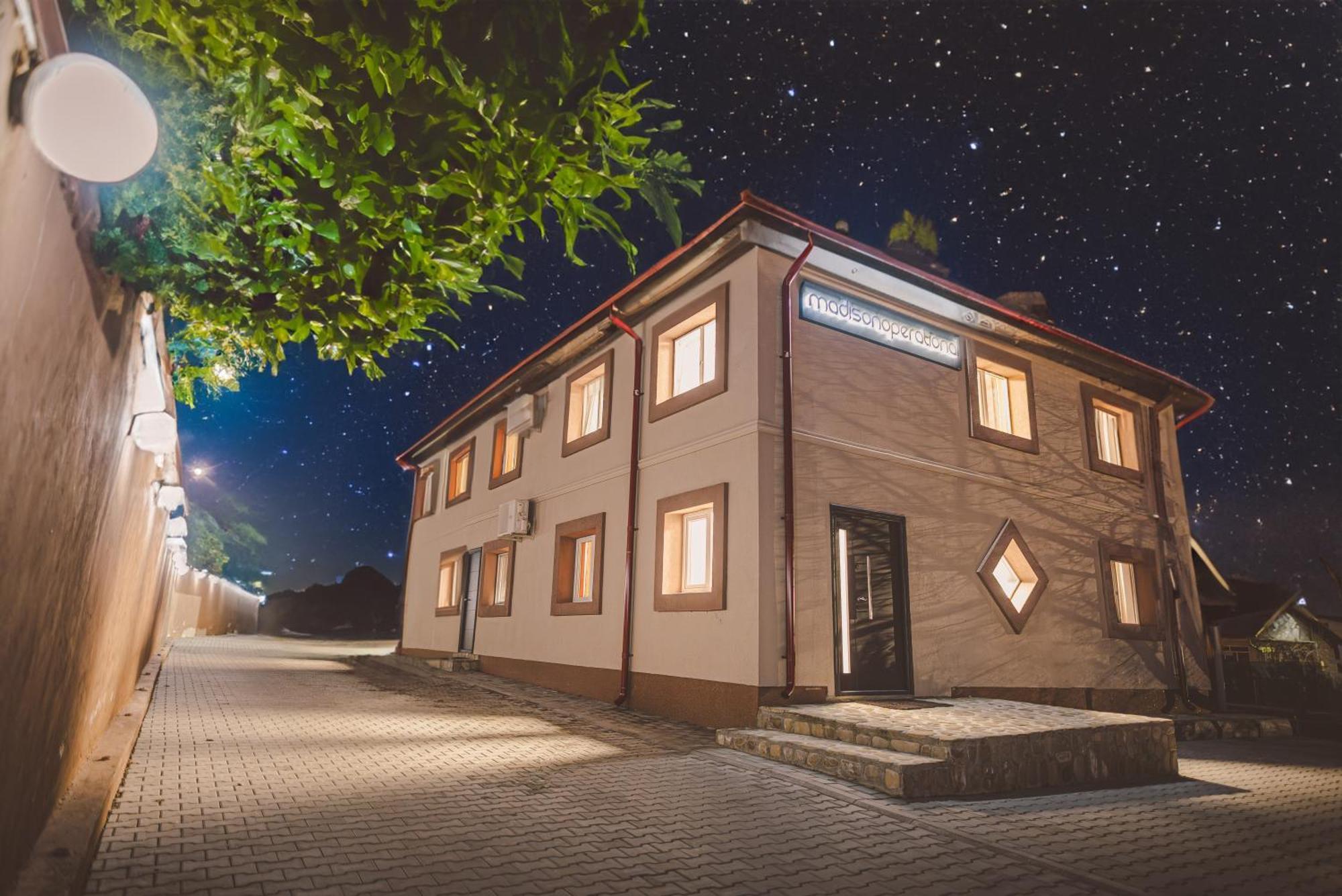 Madison Lake Villa Balotesti Exterior photo