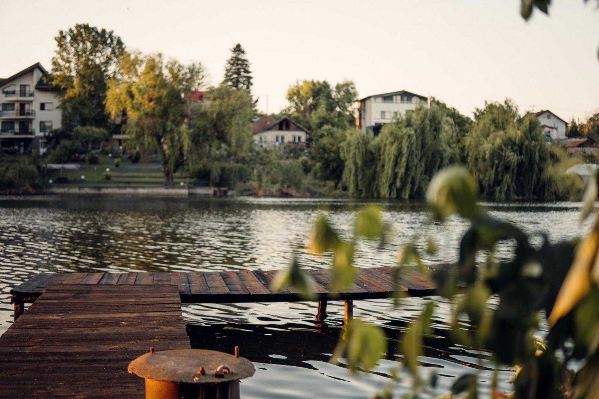 Madison Lake Villa Balotesti Exterior photo
