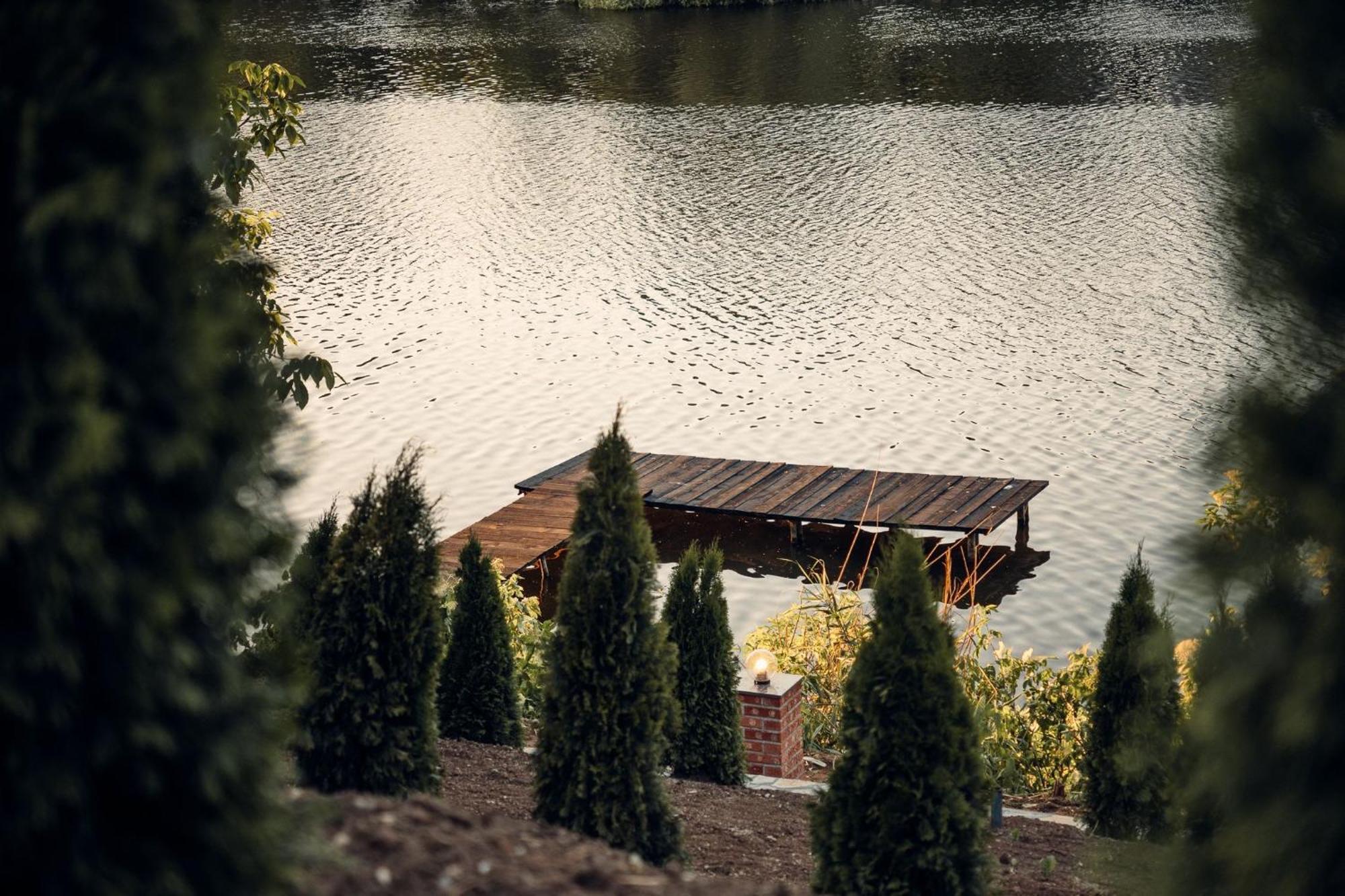 Madison Lake Villa Balotesti Exterior photo