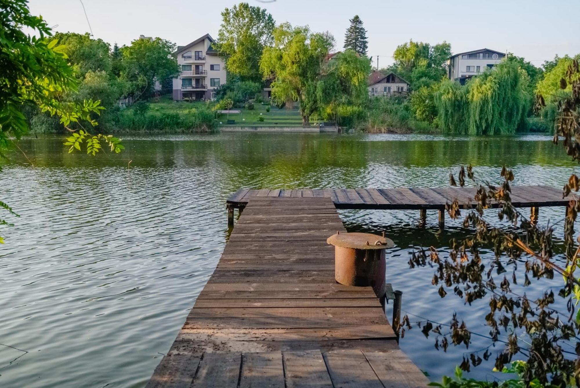 Madison Lake Villa Balotesti Exterior photo